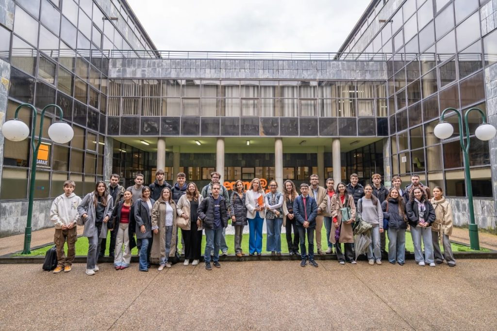 La Universidad de Oviedo lleva la educación financiera a colegios e institutos asturianos con el apoyo de Caja Rural de Asturias